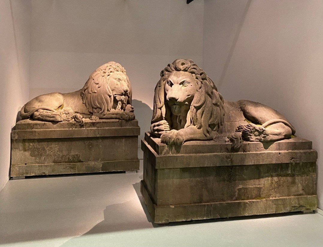 Paire De Lions Monumentaux Du 19ème Siècle (pierre Bleue), Belgique Vers 1840. grandeur nature
