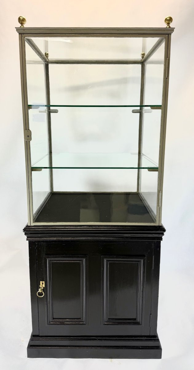 une vitrine en fer du début du XXe siècle -photo-1
