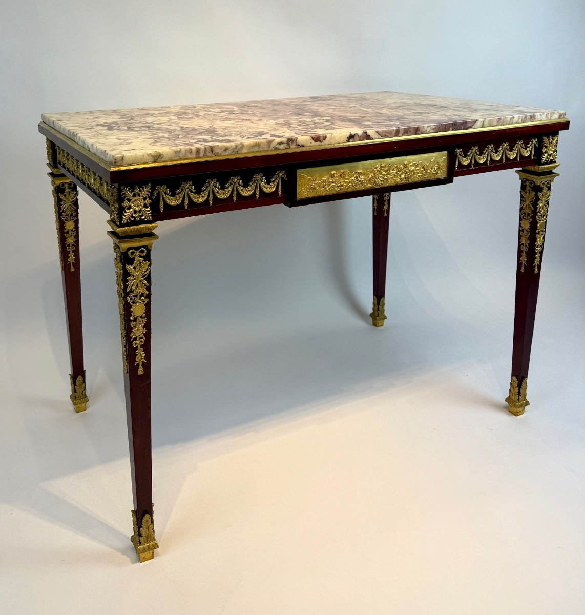 Table à écrire de style Louis XVI en acajou et bronze doré