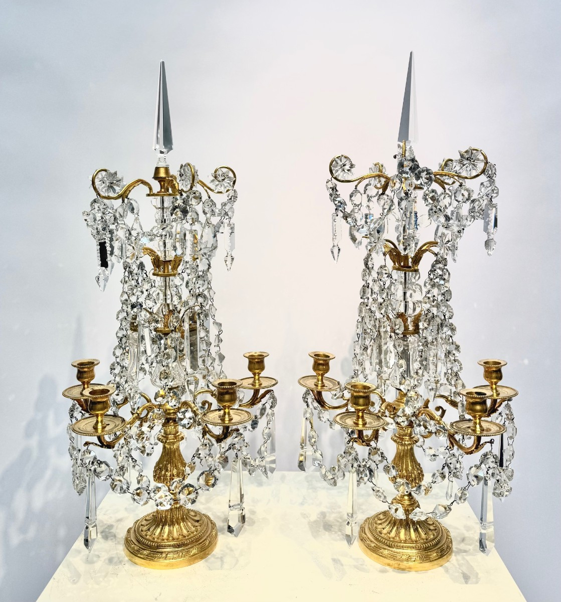 Paire De Girandoles De Style Louis XVI En Bronze Doré Et Cristal