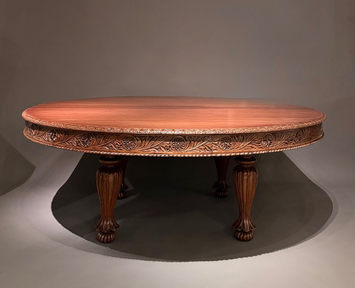 Grande table de salle à manger ronde, du XIXe siècle.