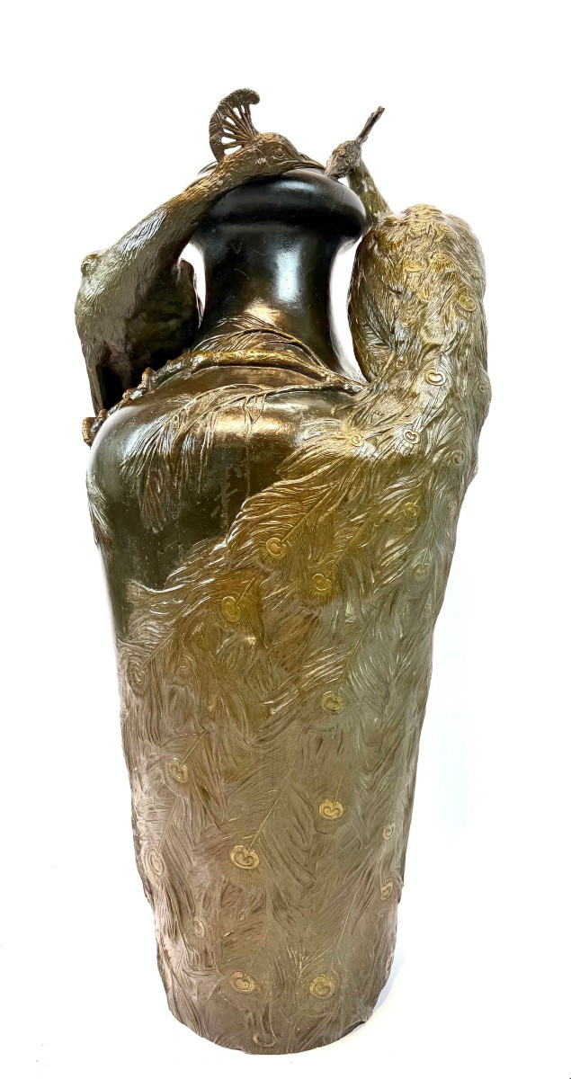 un grand monumental vase Art nouveau en bronze,-deux paons 