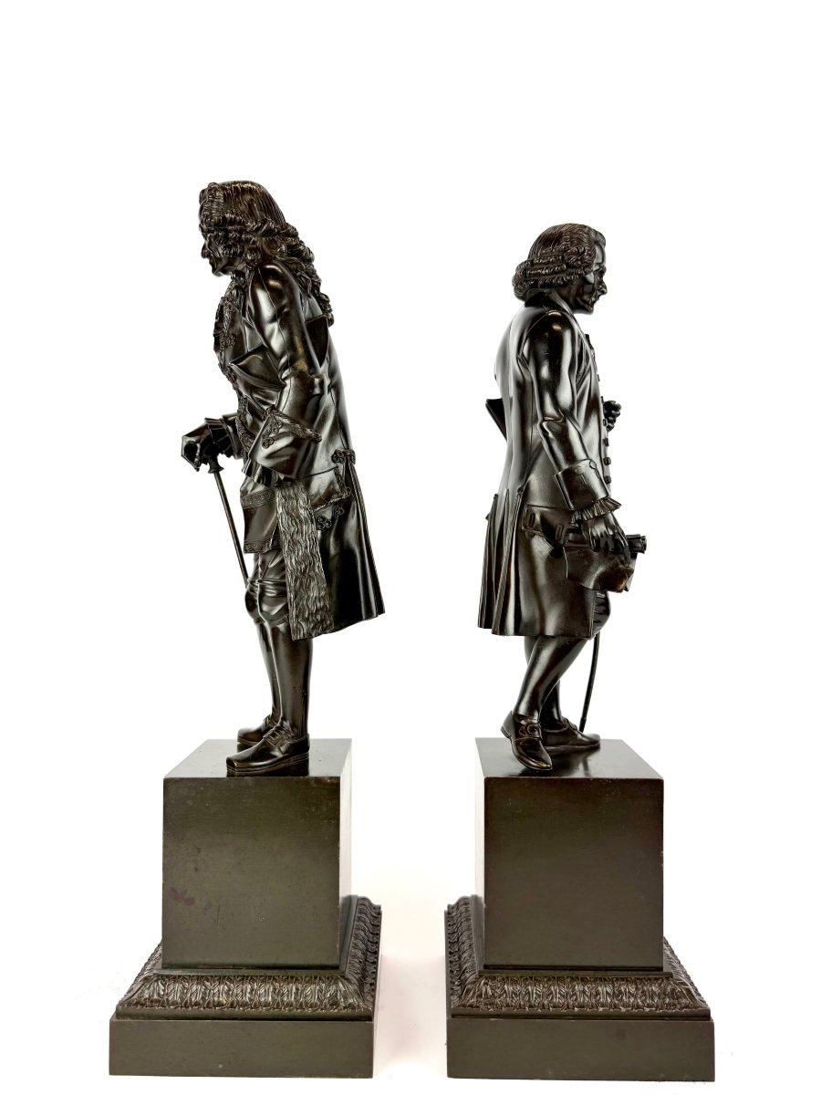 Paire De Sculptures En Bronze Représentant Voltaire Et Rousseau, époque Restauration.