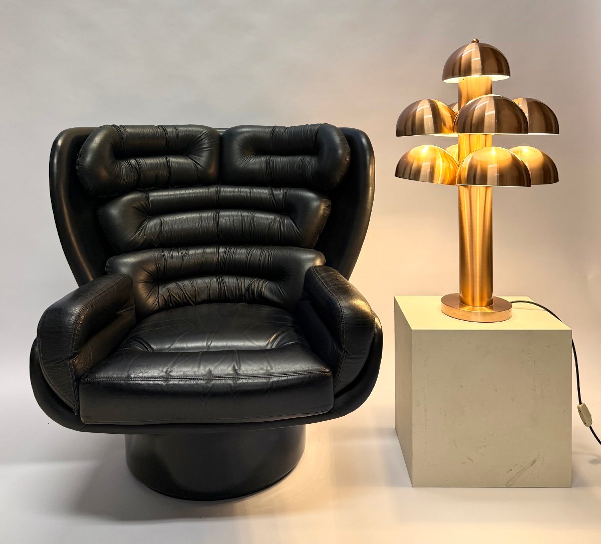 Fauteuil modèle " Elda" en cuir noir , Joe Colombo édition Comfort, années 70.