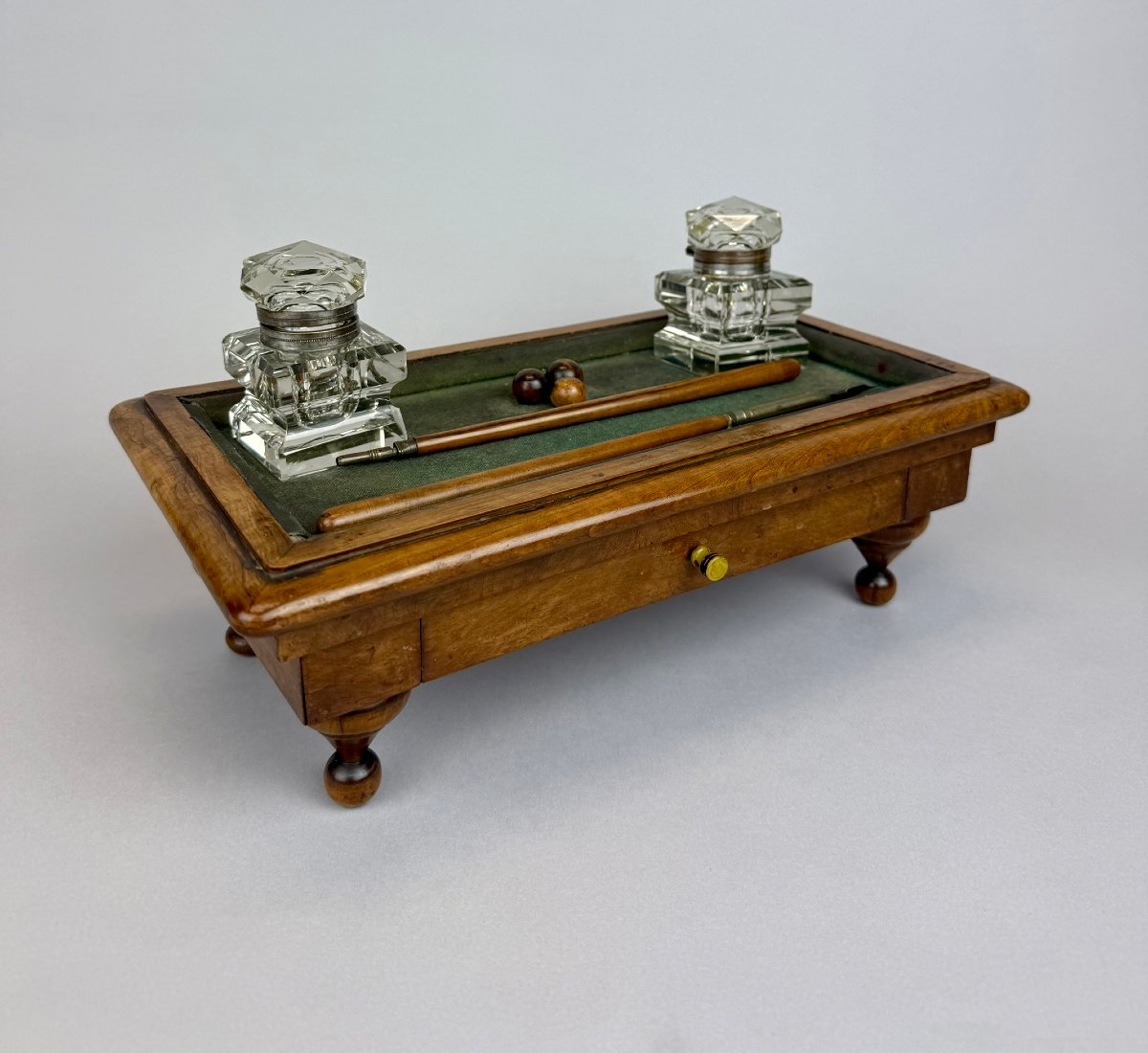 Encrier anglais en noyer sur le thème du billard, vers 1900-photo-4
