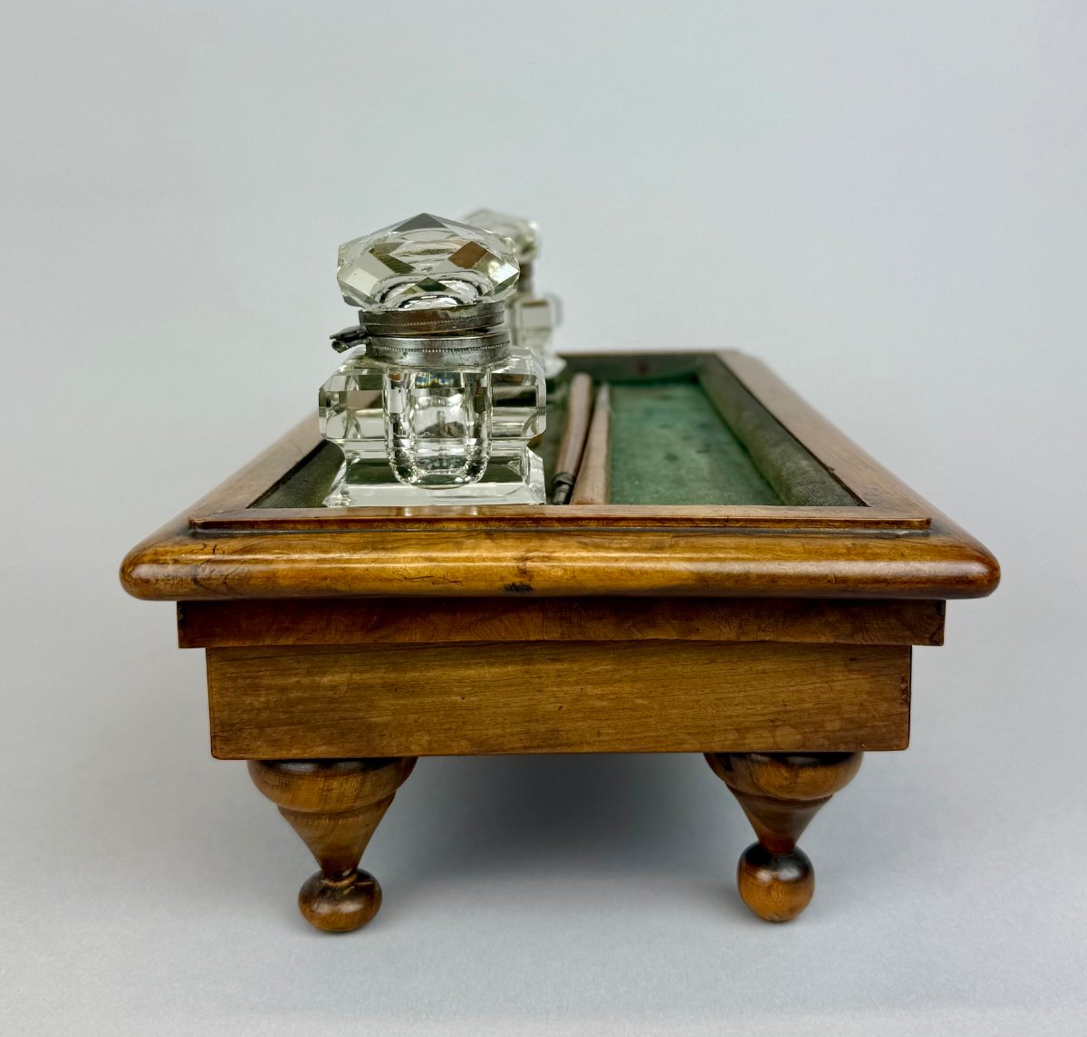 Encrier anglais en noyer sur le thème du billard, vers 1900-photo-1