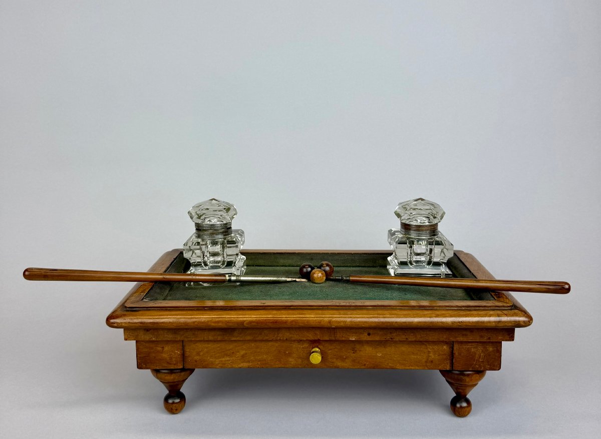 Encrier anglais en noyer sur le thème du billard, vers 1900