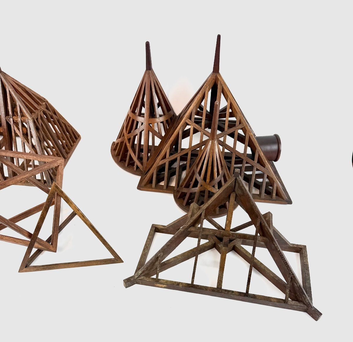 Un tétraèdre, un octaèdre et trois maquettes de charpentes de toit.-photo-3