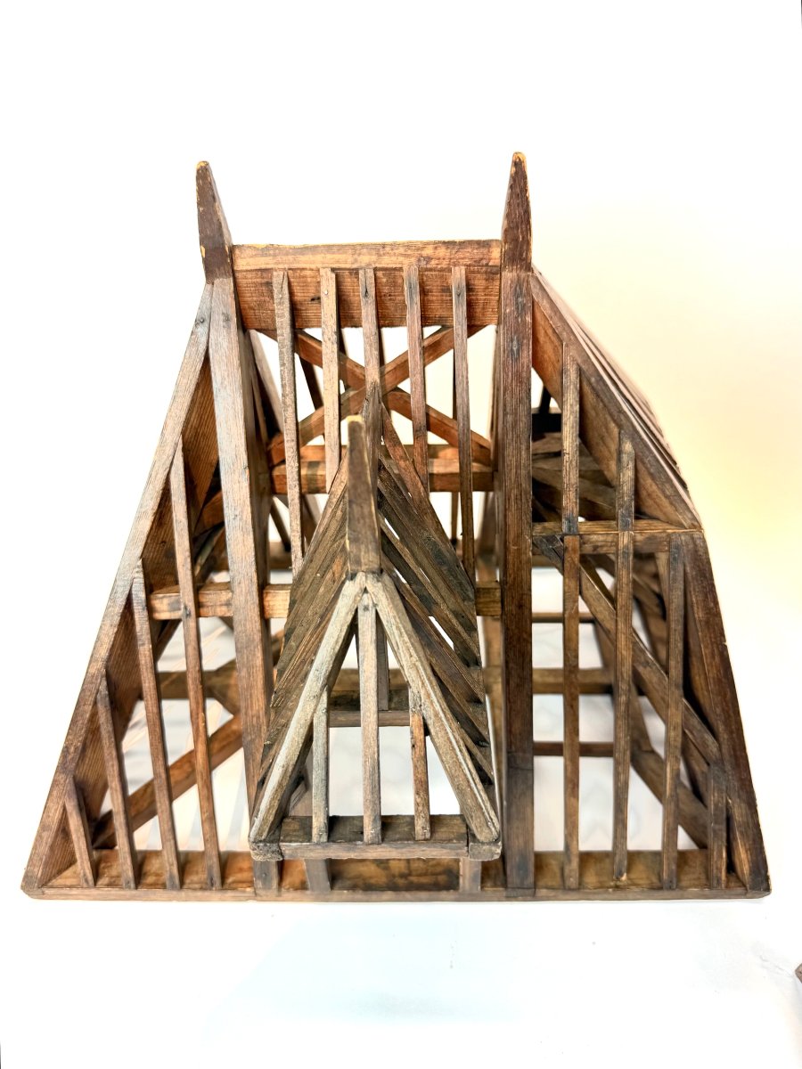 Un tétraèdre, un octaèdre et trois maquettes de charpentes de toit.-photo-1