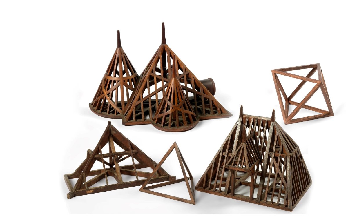 Un tétraèdre, un octaèdre et trois maquettes de charpentes de toit.