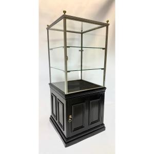 une vitrine en fer du début du XXe siècle 
