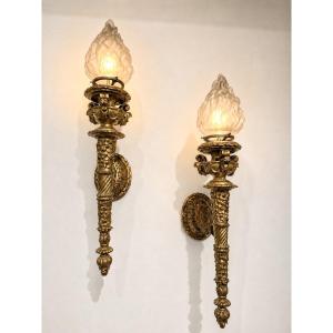 Paire d’importantes appliques murales en bois sculpté et doré