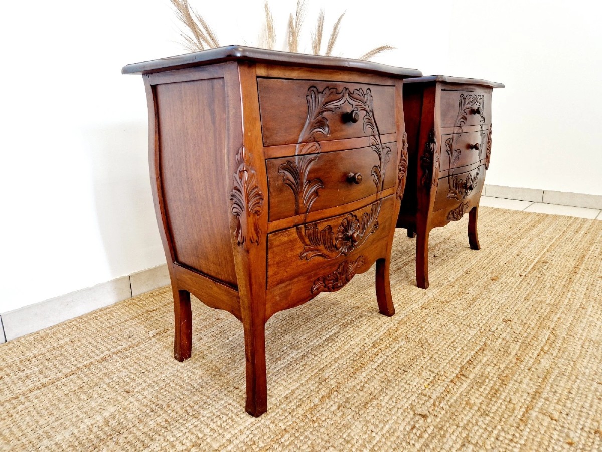 Paire de tables de chevet dans le style français