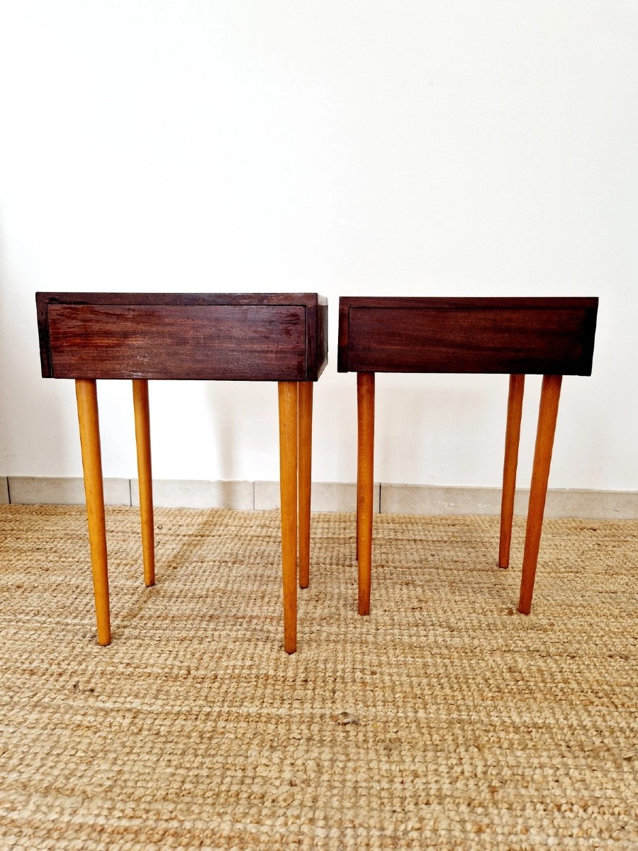 Une paire de tables de chevet Tola du milieu du siècle