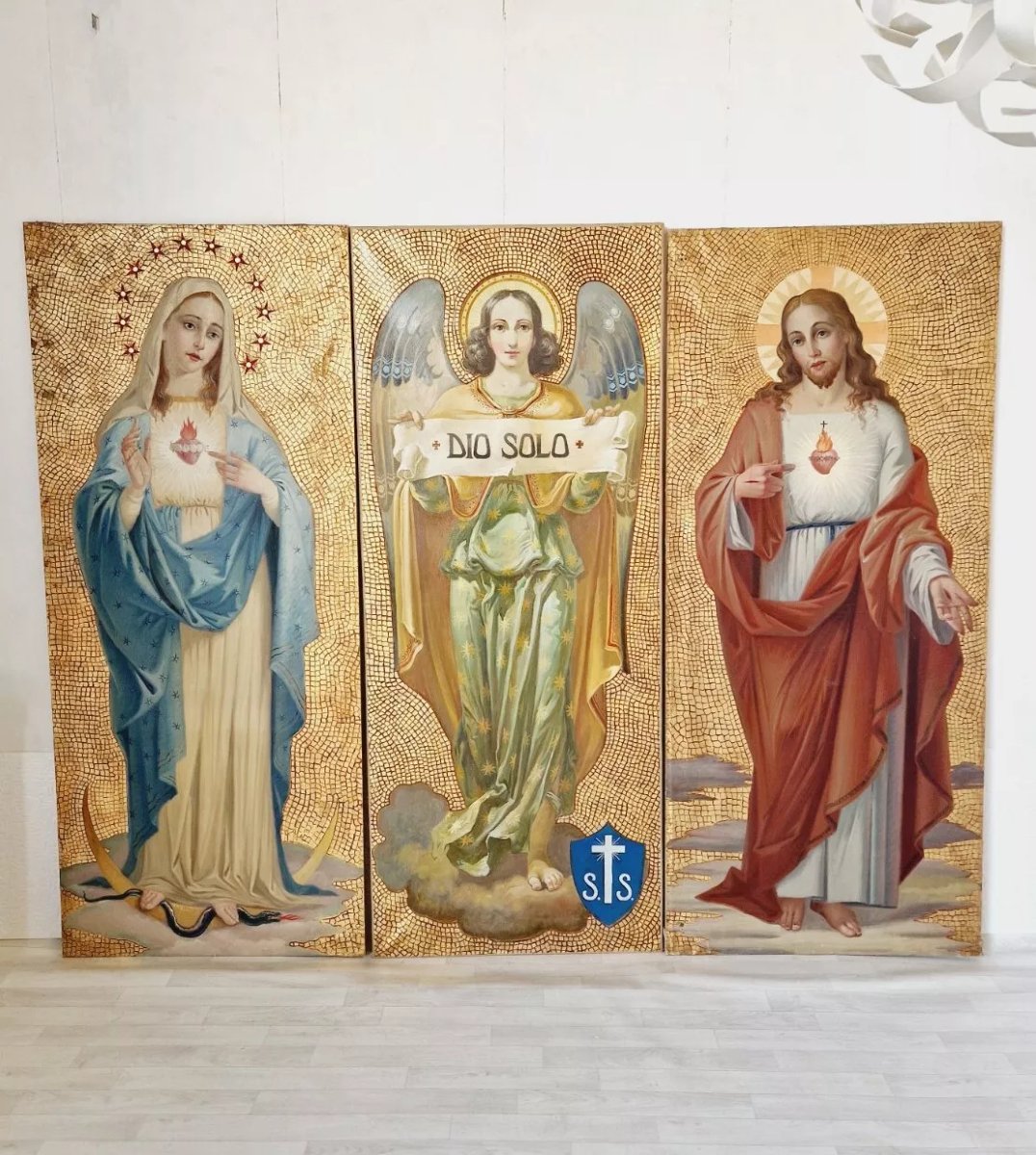 Antique Triptych Of Religious Oil Paintings On A Golden Background-photo-3
