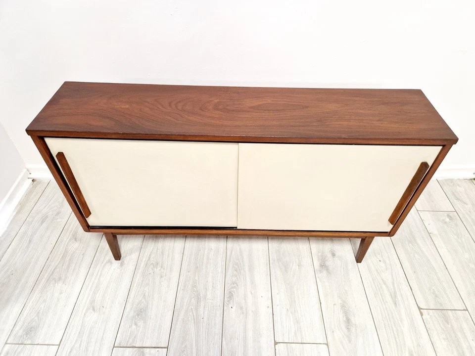 Buffet suédois en teck du milieu du siècle avec portes synthétiques blanches-photo-2