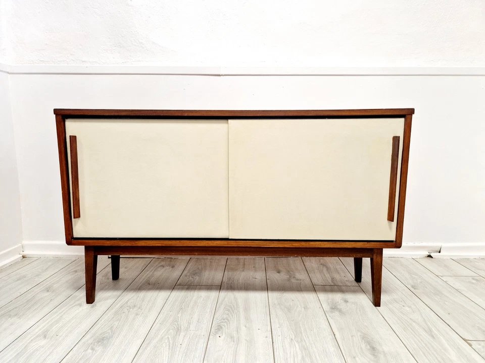 Buffet suédois en teck du milieu du siècle avec portes synthétiques blanches-photo-4