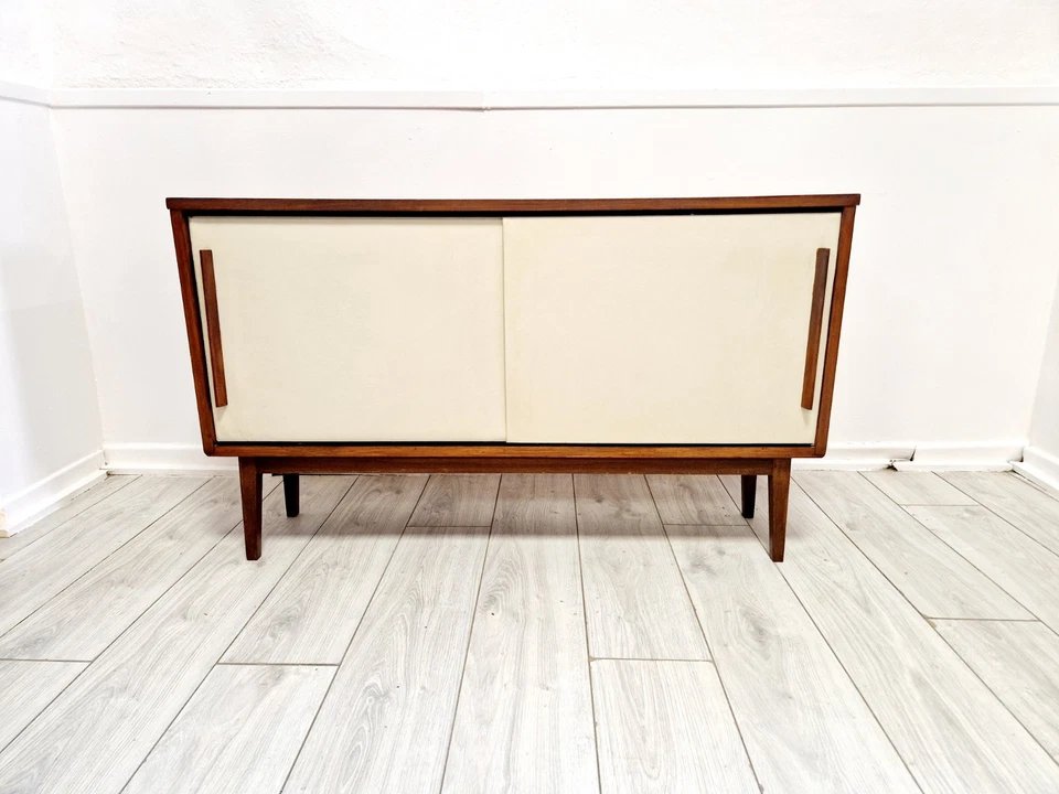 Buffet suédois en teck du milieu du siècle avec portes synthétiques blanches-photo-1
