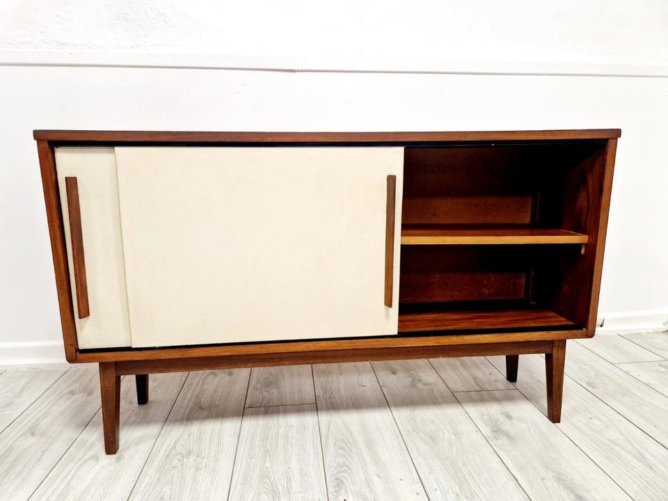 Buffet suédois en teck du milieu du siècle avec portes synthétiques blanches-photo-2