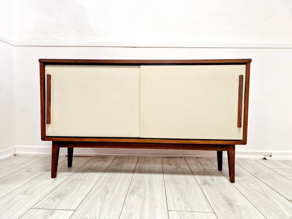 Buffet suédois en teck du milieu du siècle avec portes synthétiques blanches-photo-3