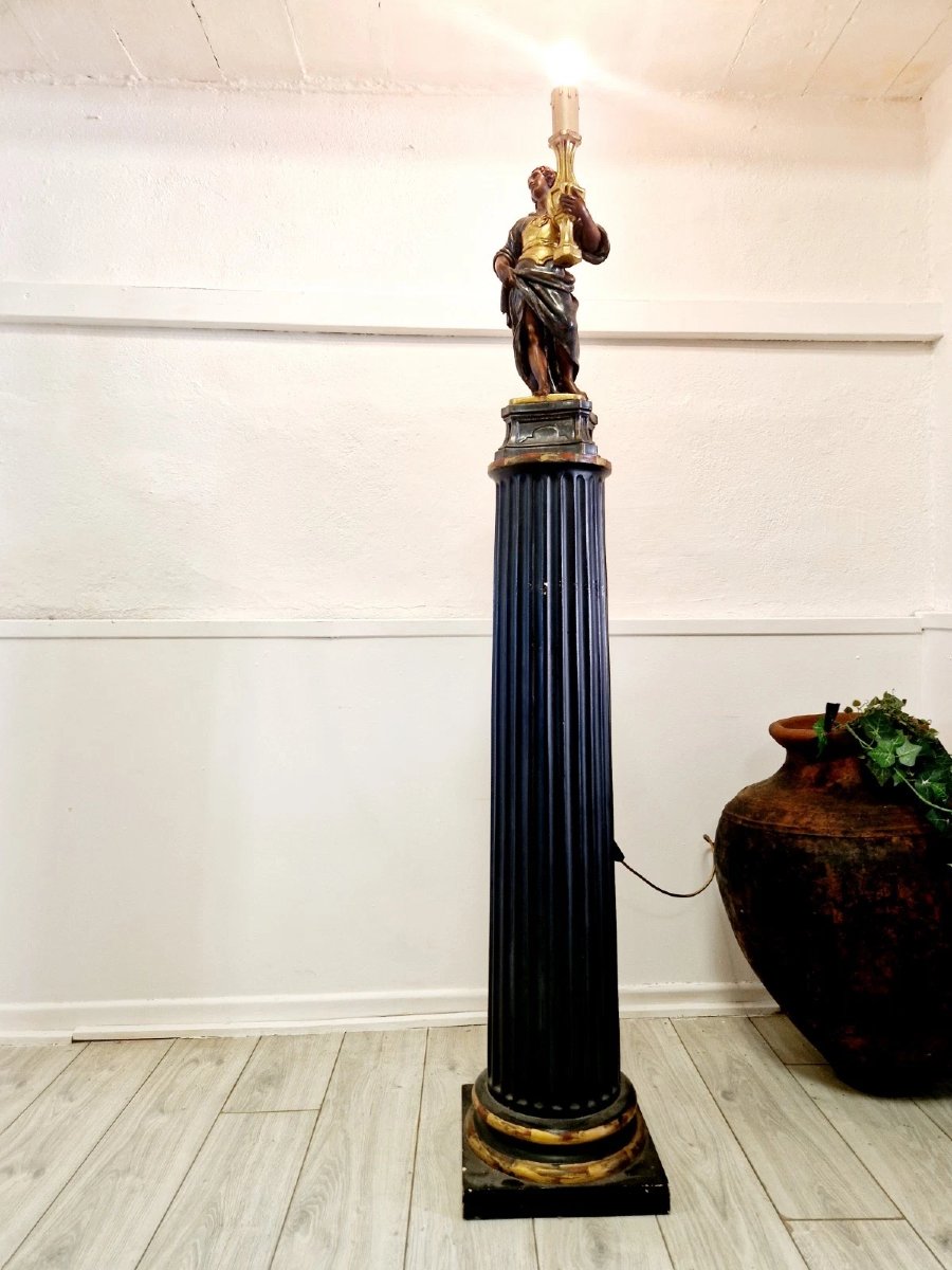 Grand lampadaire français représentant une femme tenant une torche-photo-2