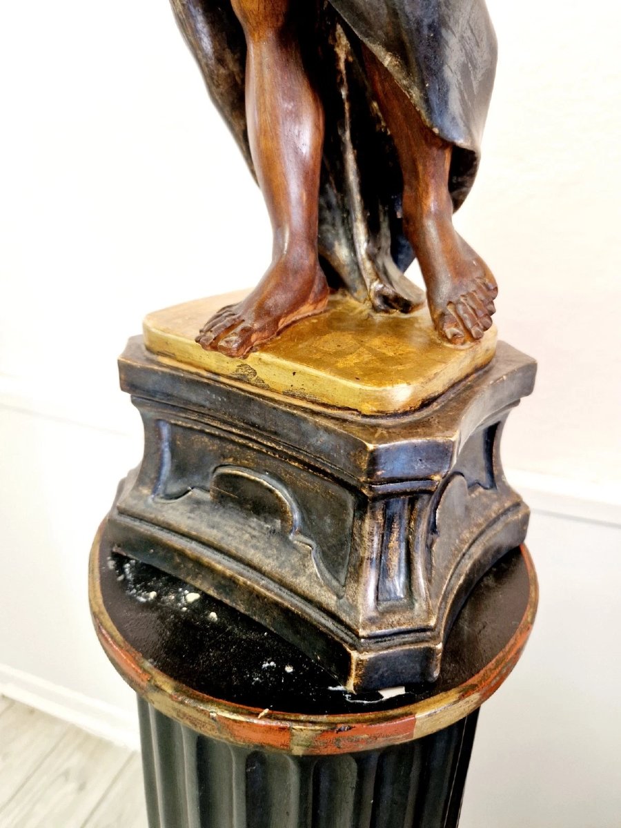 Grand lampadaire français représentant une femme tenant une torche-photo-1