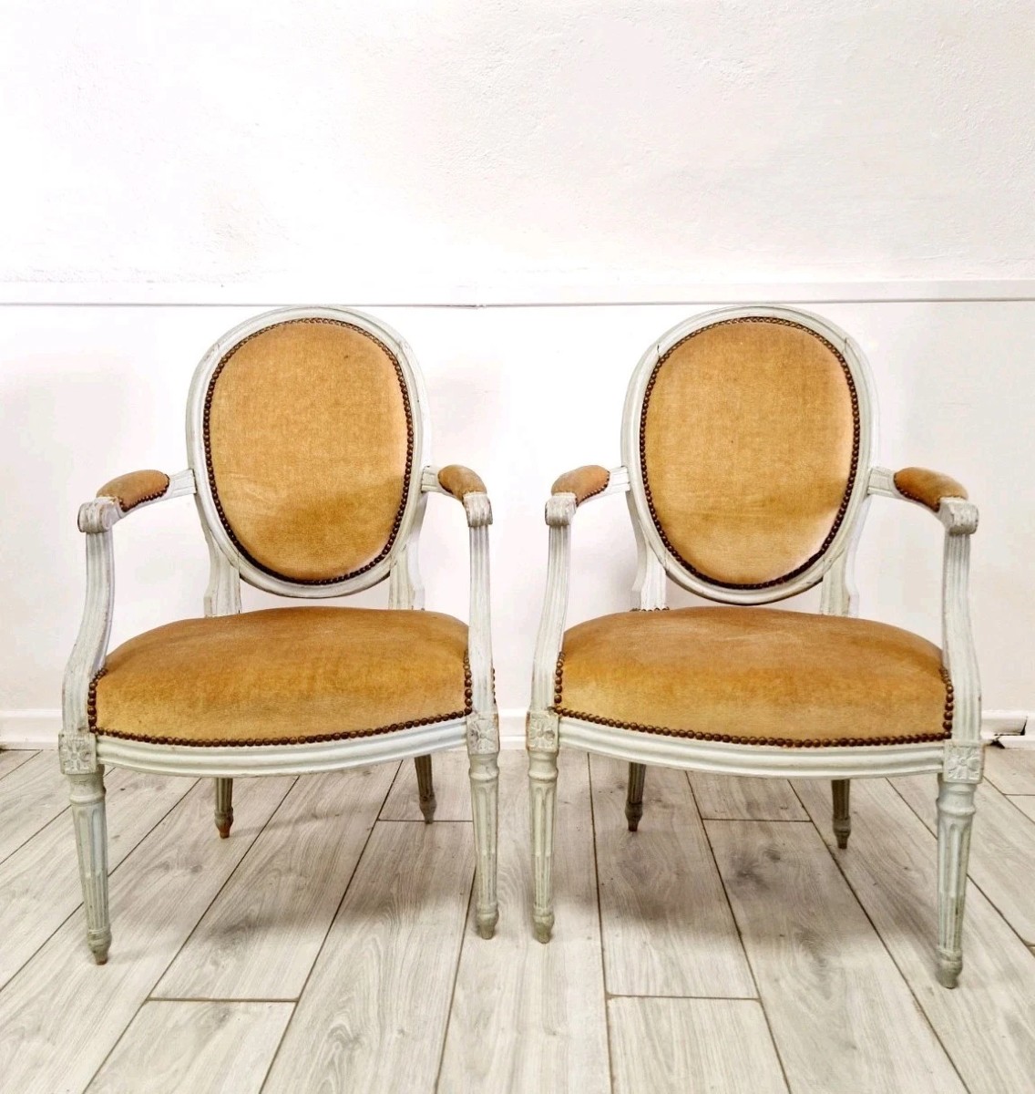 Paire de chaises anciennes françaises d'époque Louis XVI
