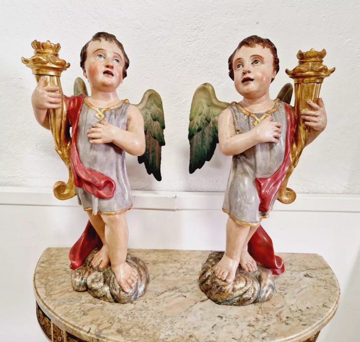 Paire de bougeoirs antiques en forme d'ange