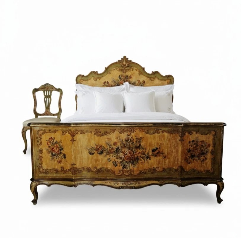 Lit et chaise vénitiens anciens, taille king.