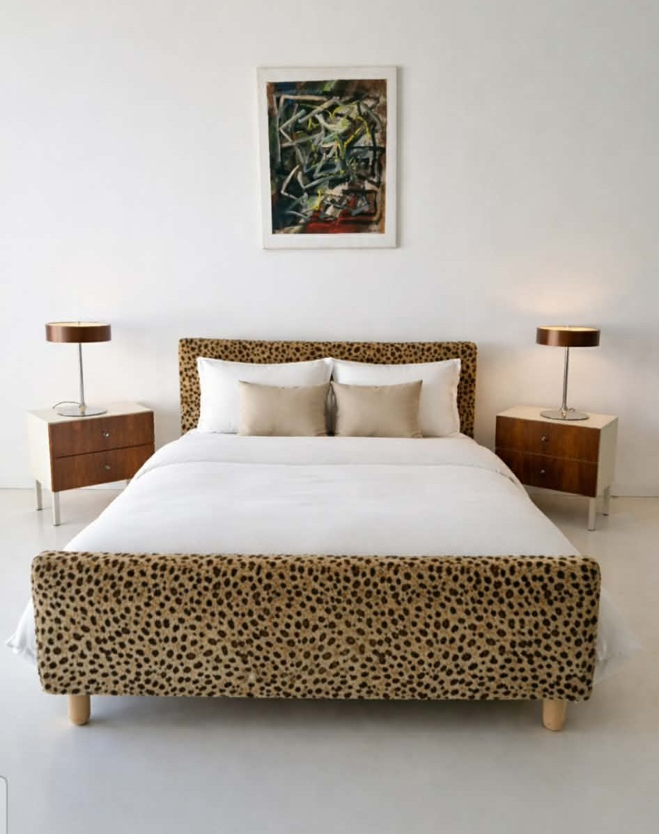 Cadre de lit vintage à imprimé léopard du milieu du siècle Hollywood Regency