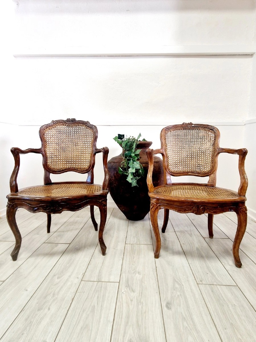 Fauteuils anciens en cane français, style Louis XVI, château du XVIIIe siècle