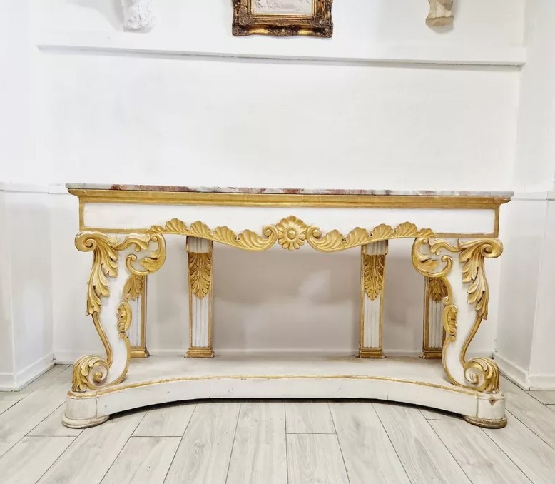 Grande console antique à plateau en marbre, table d'entrée en bois doré, style château.