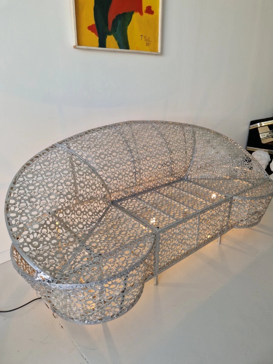 Canapé design en métal ajouré illuminé, style moderne du milieu du siècle-photo-1