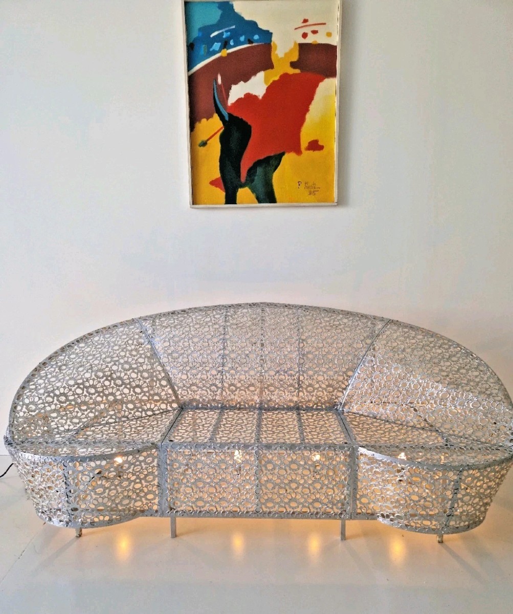Canapé design en métal ajouré illuminé, style moderne du milieu du siècle