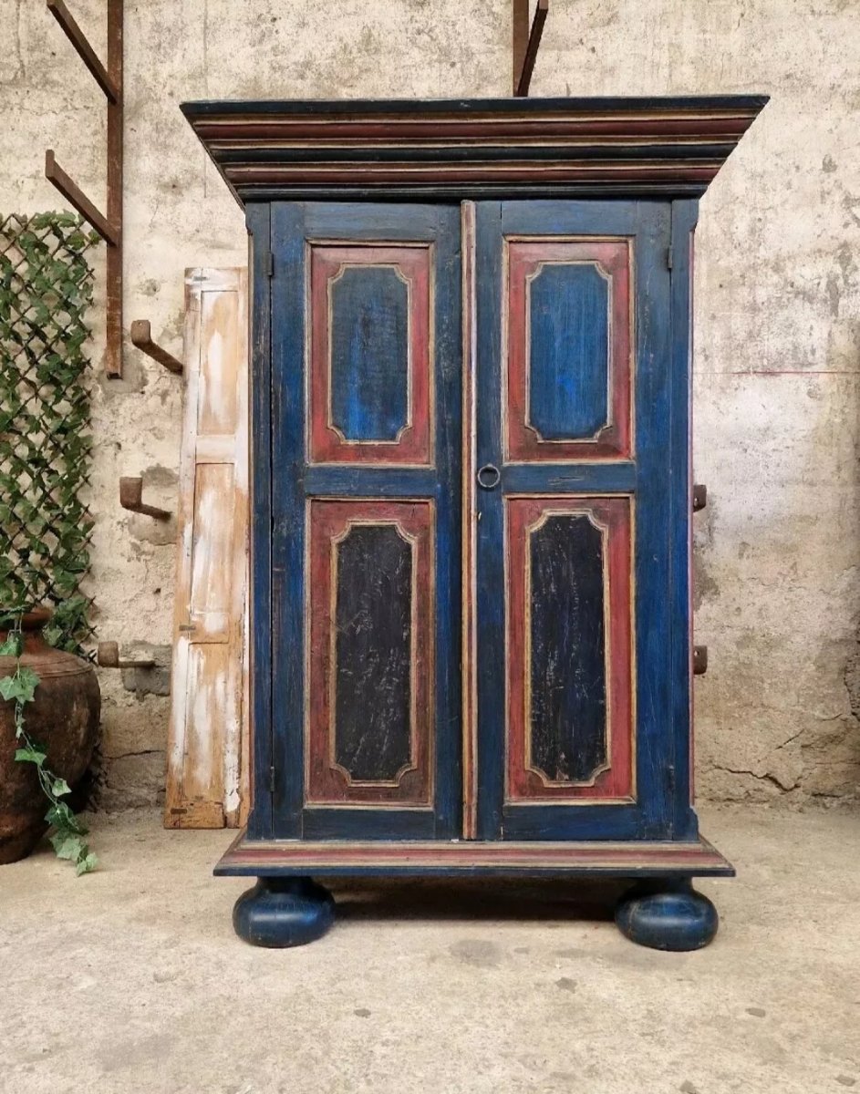Armoire ou penderie ancienne peinte de style bavarois