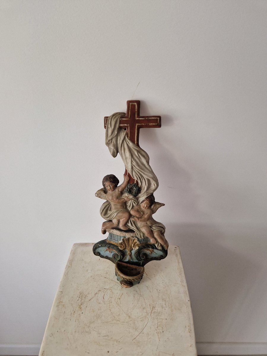 Bénitier religieux ancien sculpté et polychrome, orné de putti (anges) et d'une croix.-photo-2