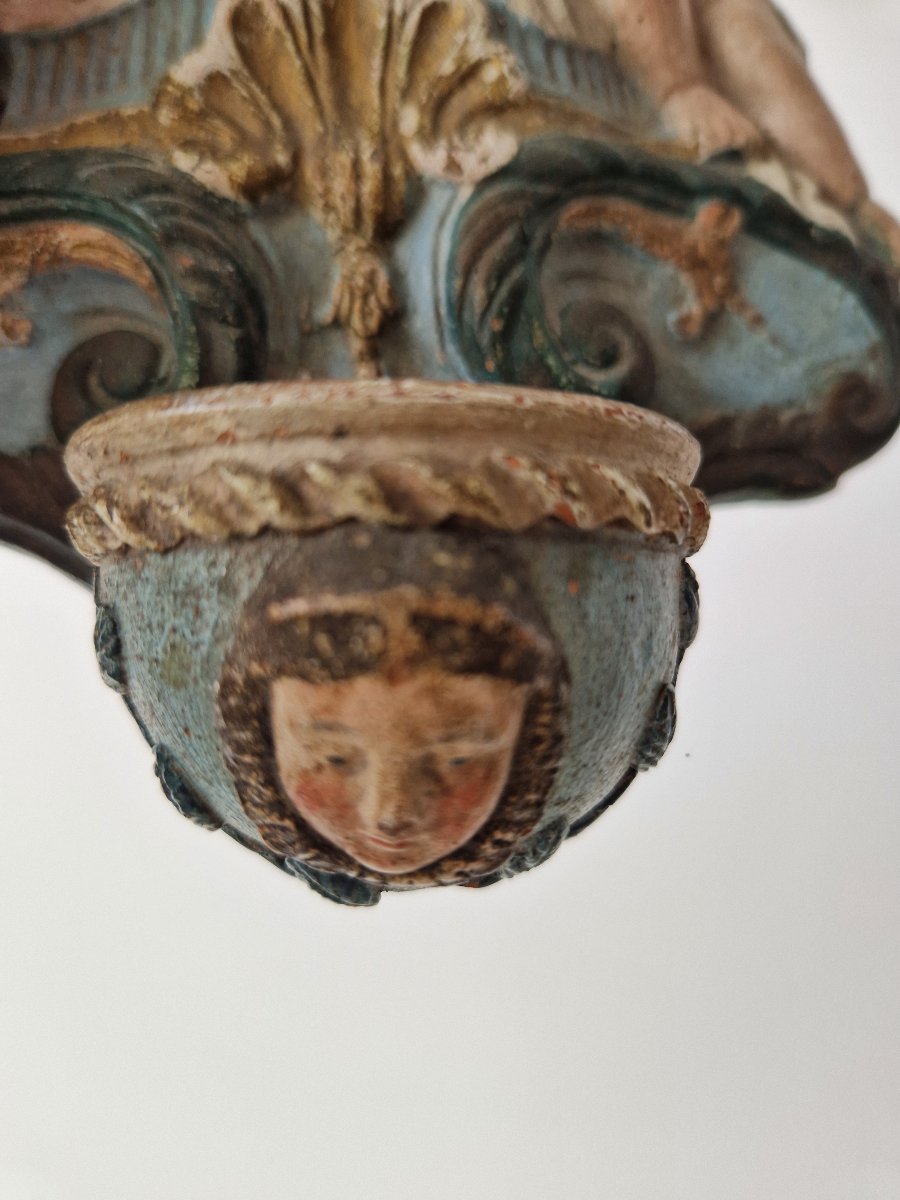 Bénitier religieux ancien sculpté et polychrome, orné de putti (anges) et d'une croix.-photo-3