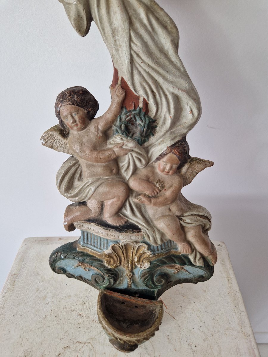 Bénitier religieux ancien sculpté et polychrome, orné de putti (anges) et d'une croix.-photo-4
