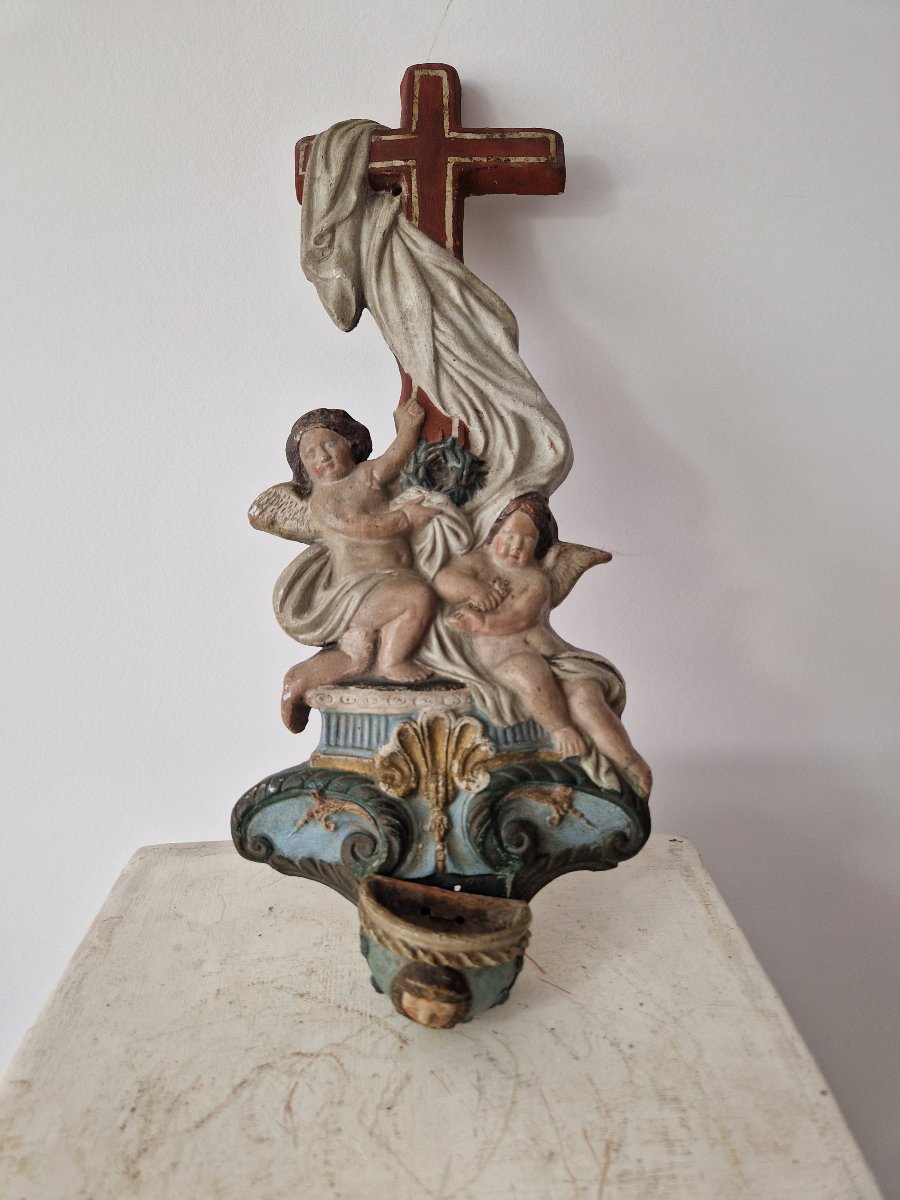 Bénitier religieux ancien sculpté et polychrome, orné de putti (anges) et d'une croix.-photo-1