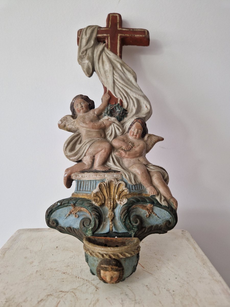 Bénitier religieux ancien sculpté et polychrome, orné de putti (anges) et d'une croix.-photo-2