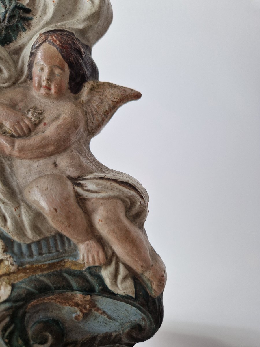Bénitier religieux ancien sculpté et polychrome, orné de putti (anges) et d'une croix.-photo-3