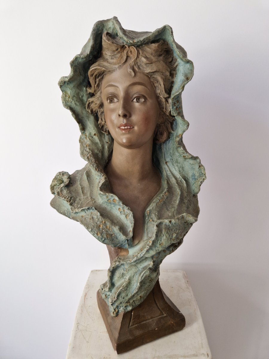 Buste Art Déco français en plâtre patiné représentant une figure féminine