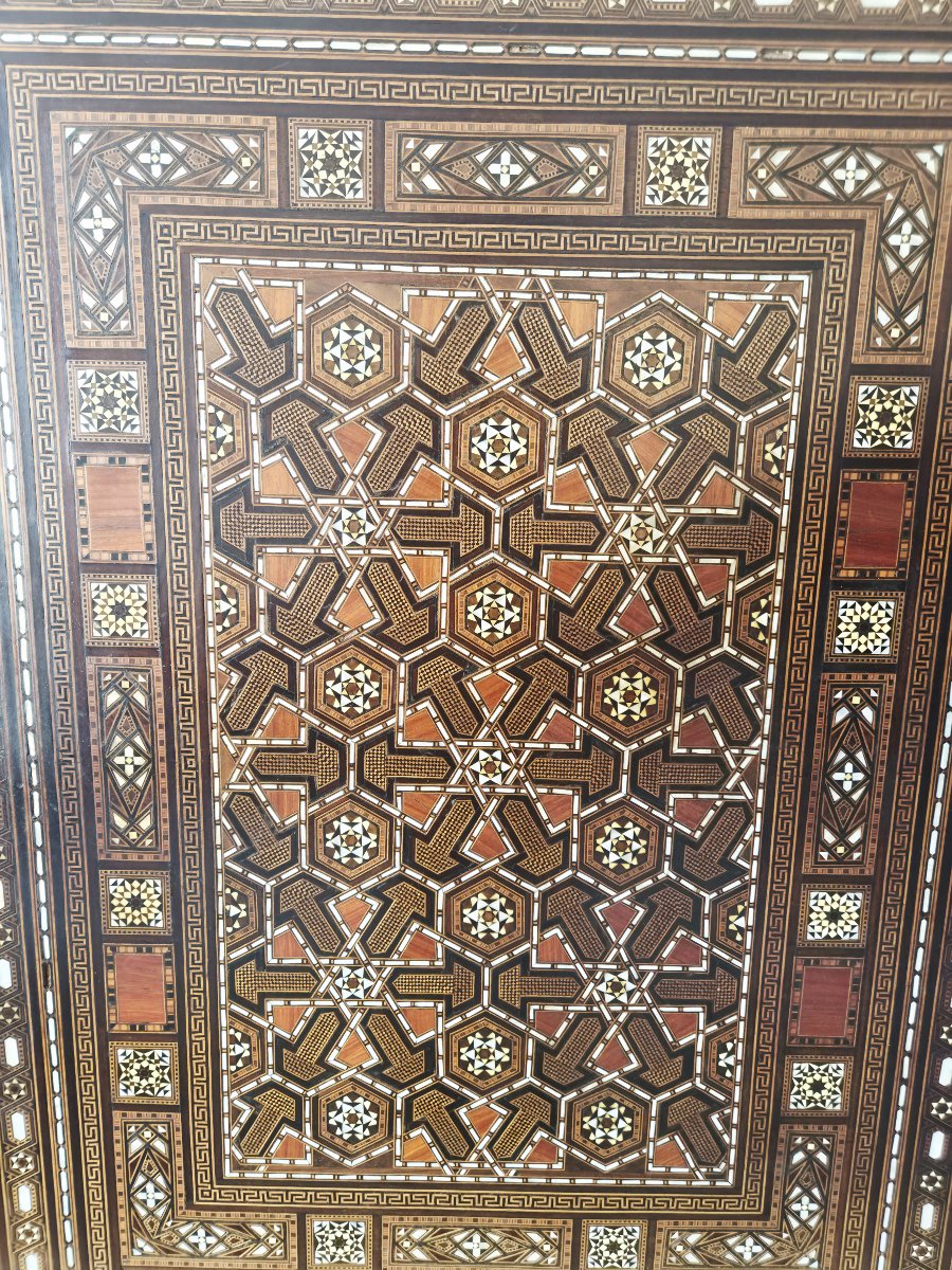 Lit damascène du Moyen-Orient avec incrustations – Mosaïque d'os et de nacre-photo-1