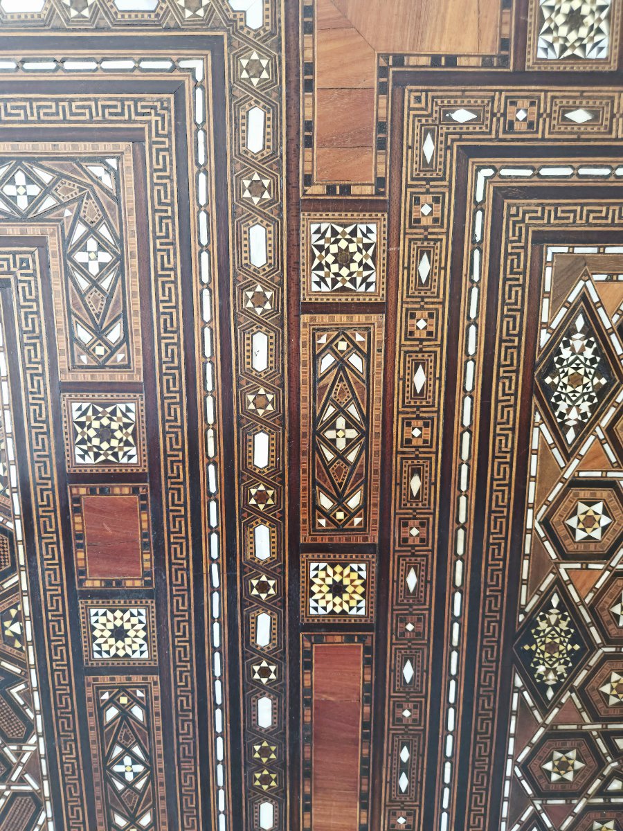Lit damascène du Moyen-Orient avec incrustations – Mosaïque d'os et de nacre-photo-2
