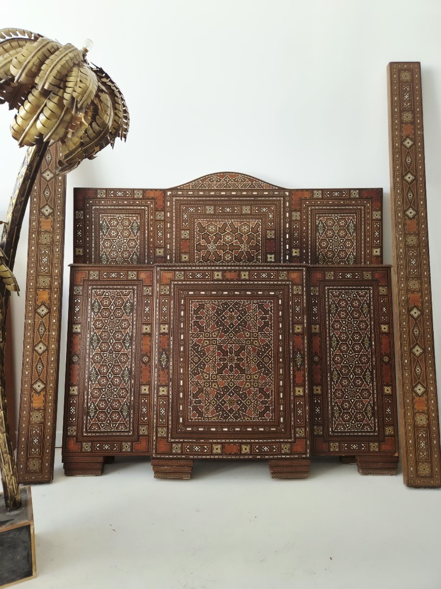 Lit damascène du Moyen-Orient avec incrustations – Mosaïque d'os et de nacre