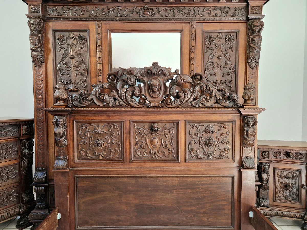 Renaissance Style Bedroom Set, King-size Bed In Carved Walnut, Italian Baroque 
