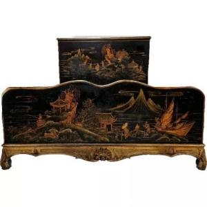 Lit chinois antique en bois sculpté