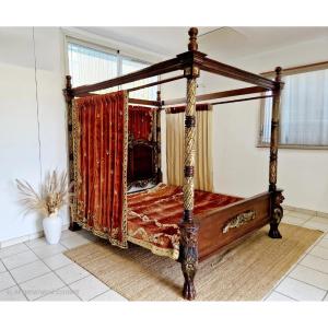 Renaissance-style Four-poster Super King-size Bed