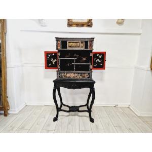 Armoire japonaise ancienne laquée du XIXe siècle