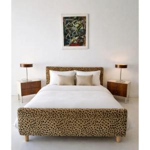 Cadre de lit vintage à imprimé léopard, style Hollywood Regency.